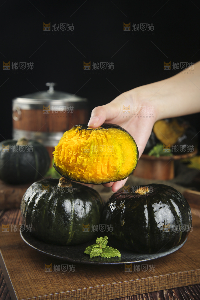手上拿着贝贝南瓜