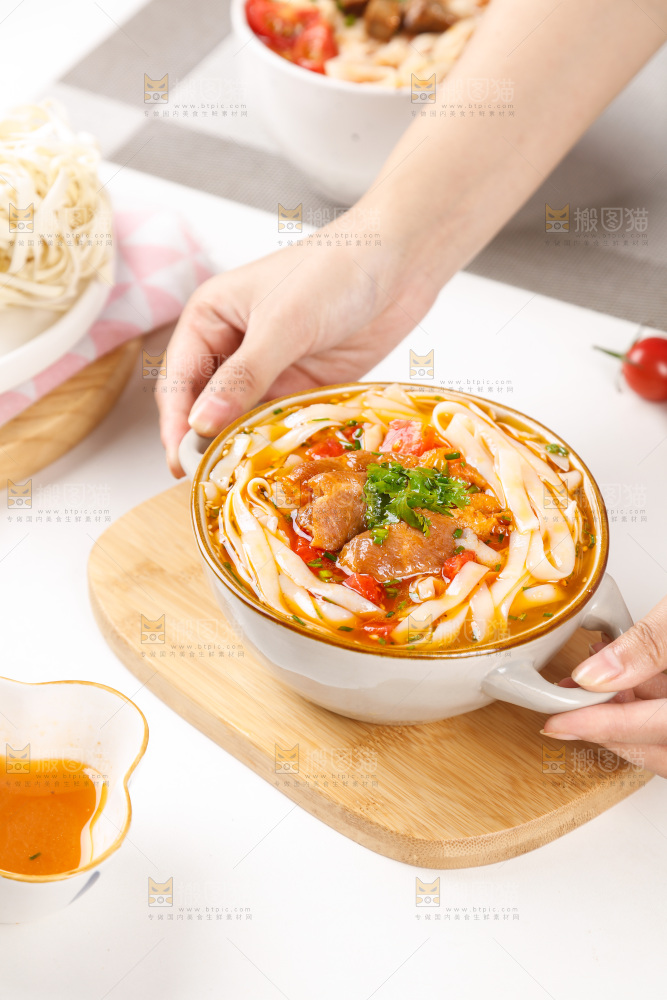 木底上放着一碗牛肉拉面