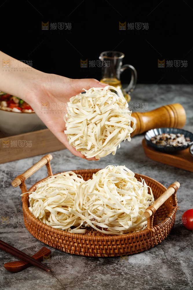手上拿着的拉面面饼