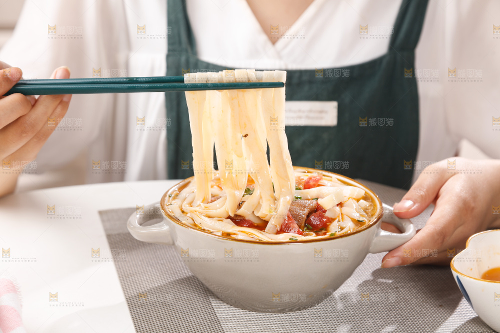 女孩正在吃拉面