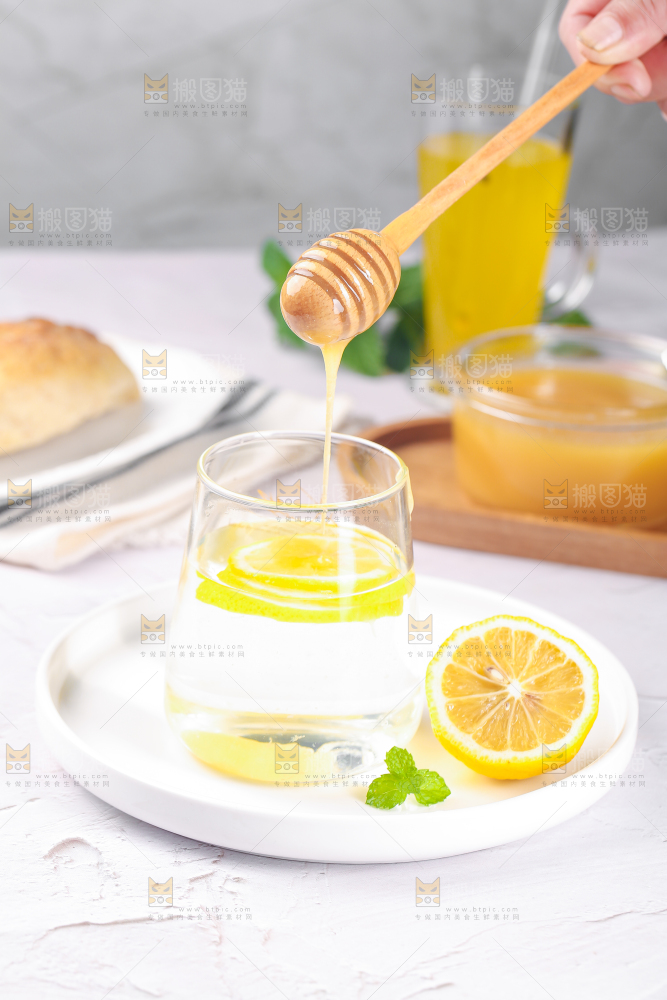 白底上放着一杯蜂蜜茶