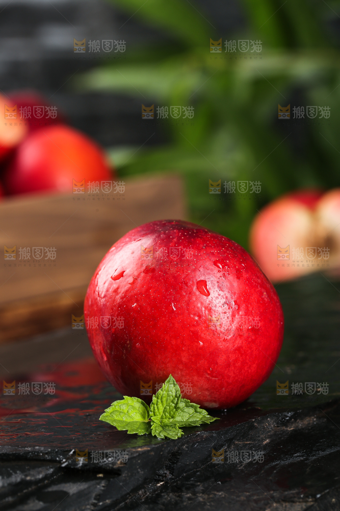 黑底上放着红油桃
