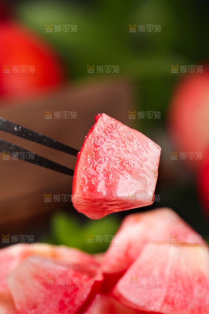 叉子上叉着的红肉油桃