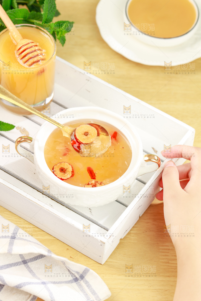 碗里的蜂糖银耳羹