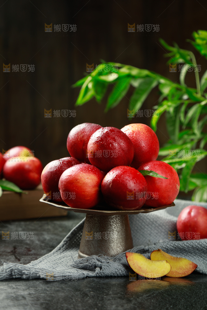 盘子里放着红油桃