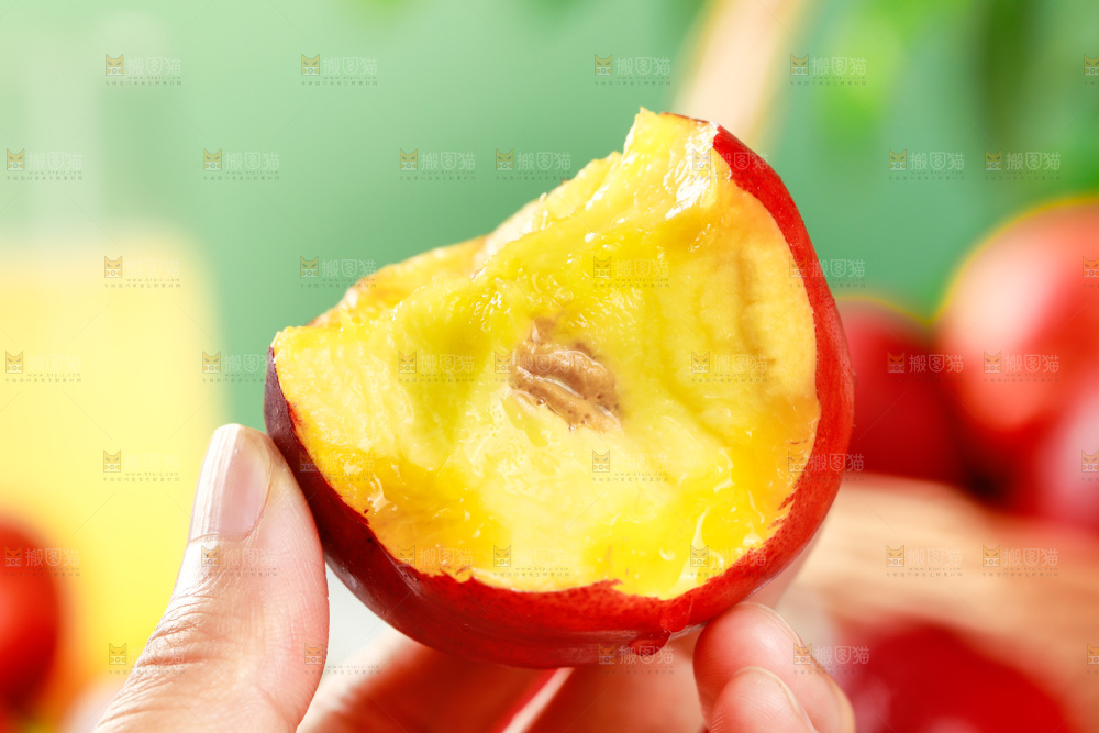 手上拿着红油桃