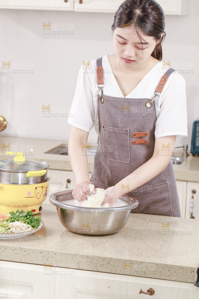 女孩在手搓凉皮