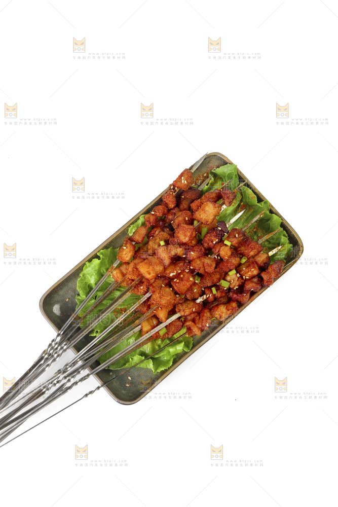 白底上放着肉串