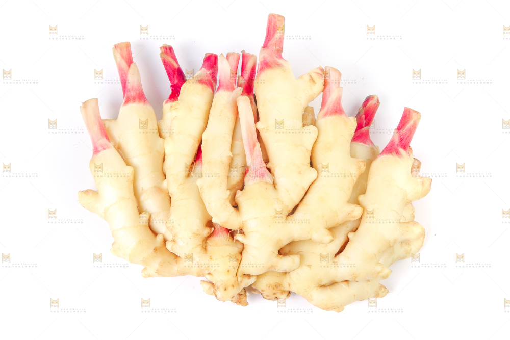 白底上放着红芽嫩姜