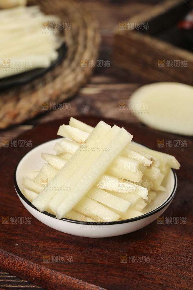 木板上放着一盘姜丝