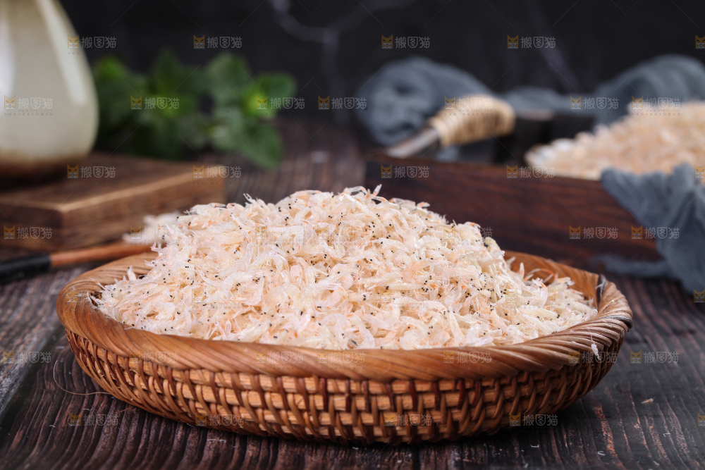 木板上放着一篮虾皮