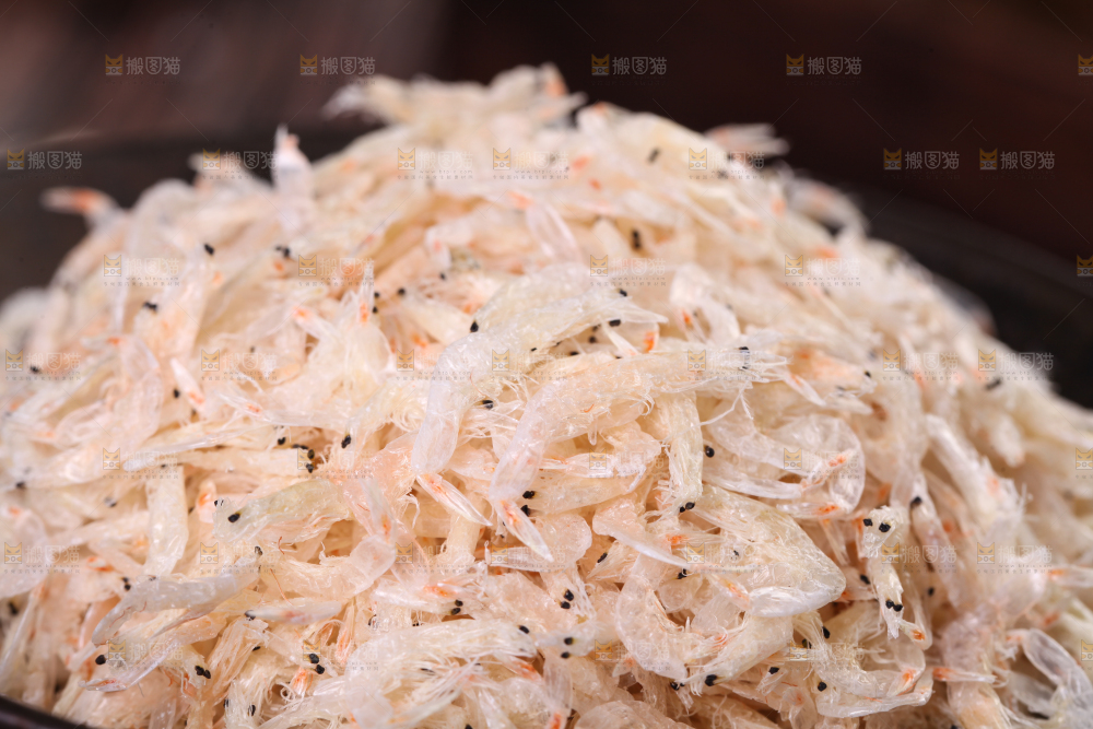 盘子里放着虾皮