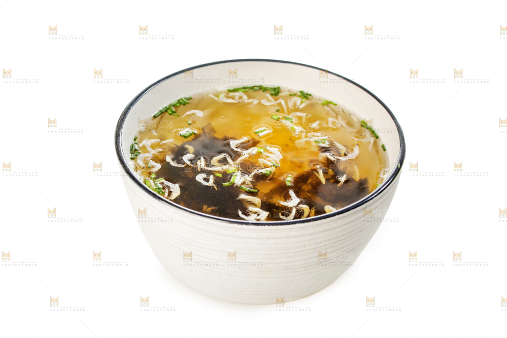 白底上放着一碗紫菜虾米汤