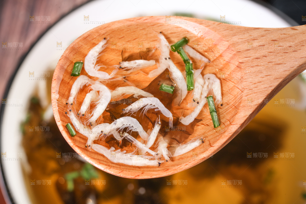 勺子上舀着紫菜虾米汤