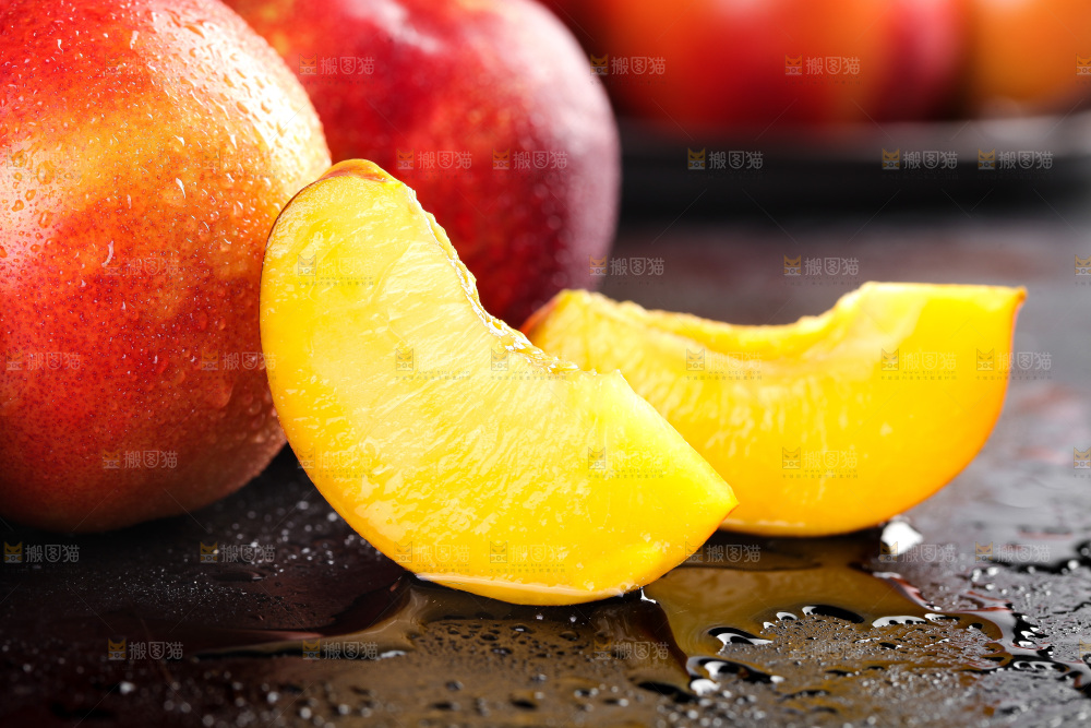 黑底上放着红油桃
