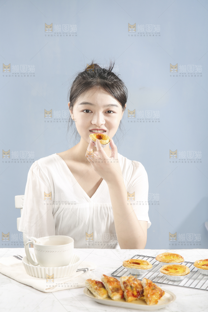 女孩正在吃蛋挞