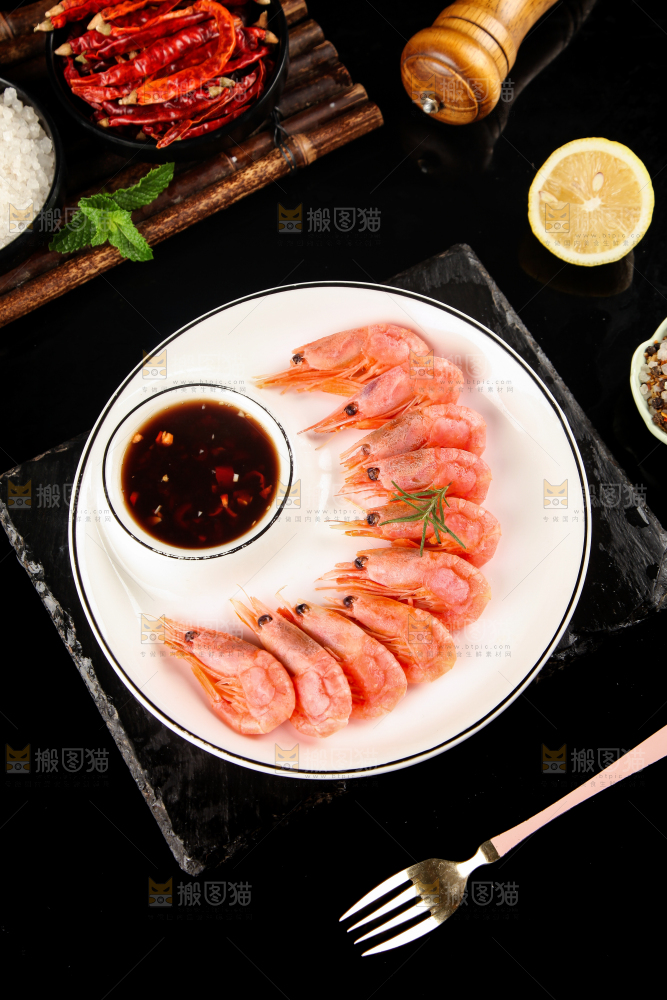 盘子里放着北极甜虾