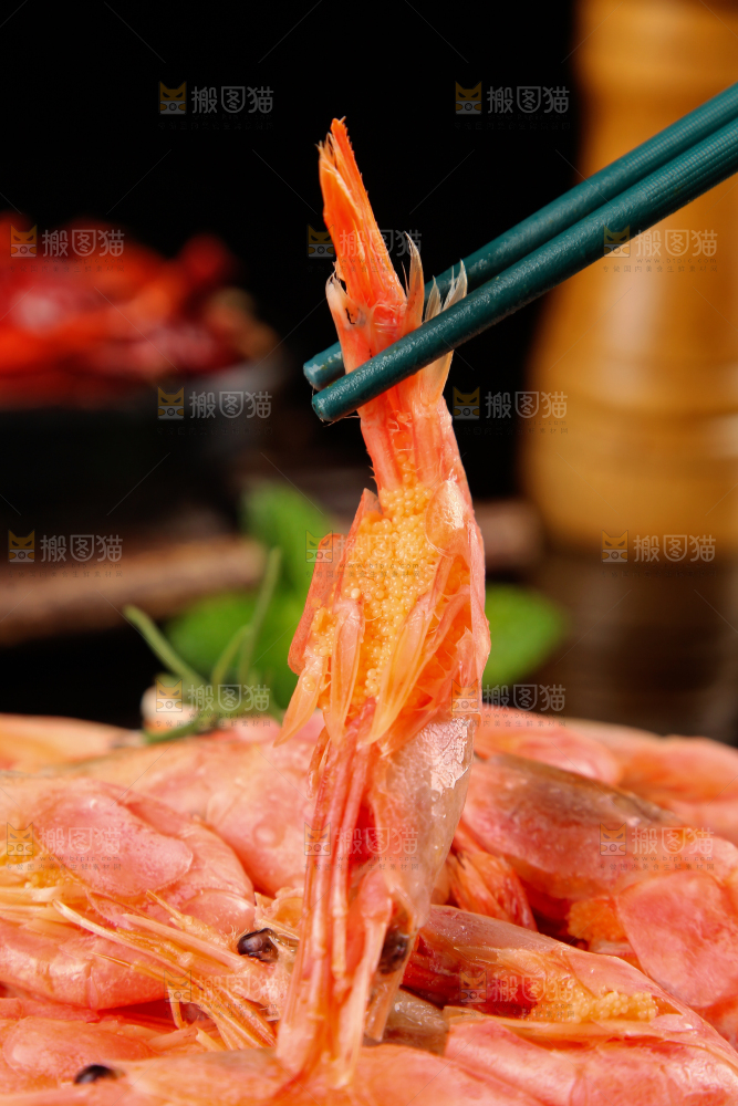 筷子上夹着甜虾