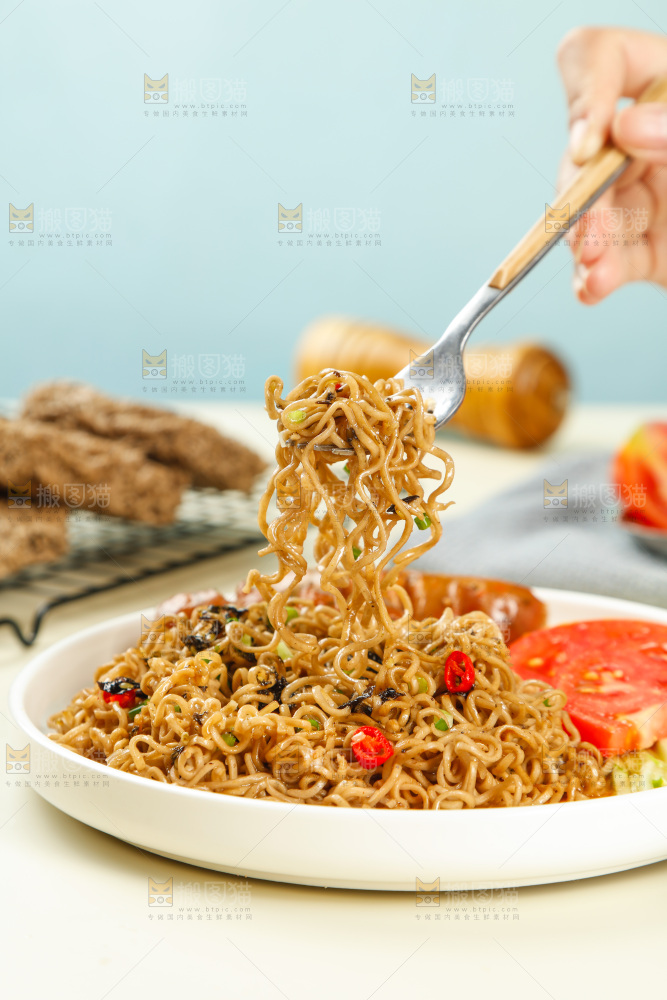 叉子上的葱油拌面
