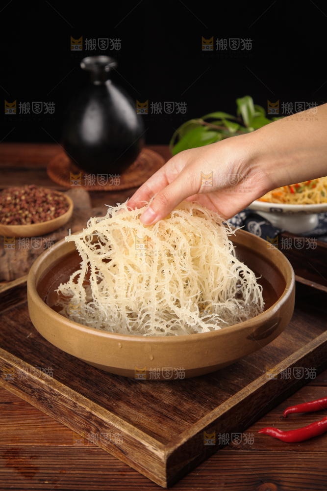 手上拿着龙须菜