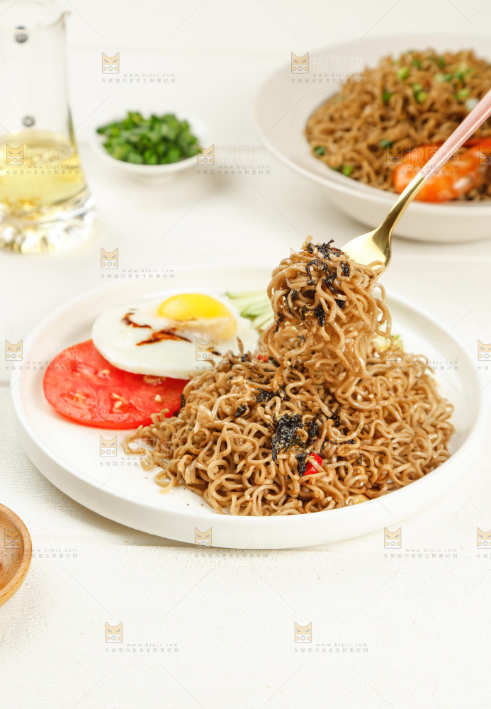 叉子上的葱油拌面