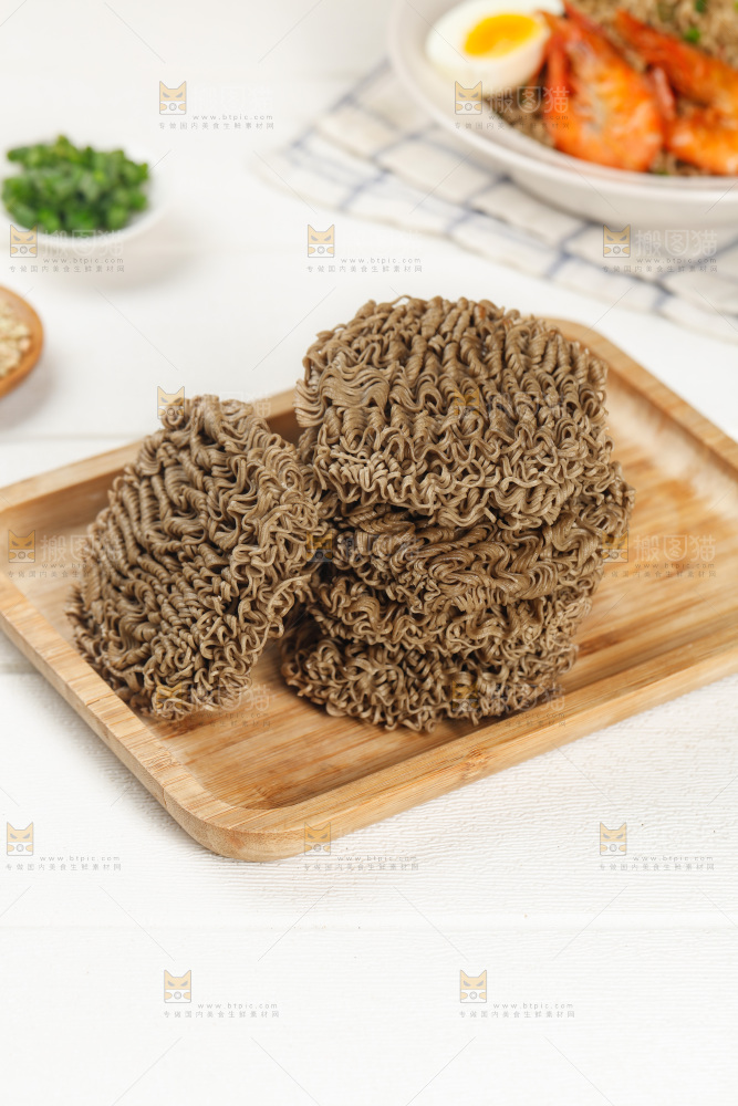 木板上放着面饼