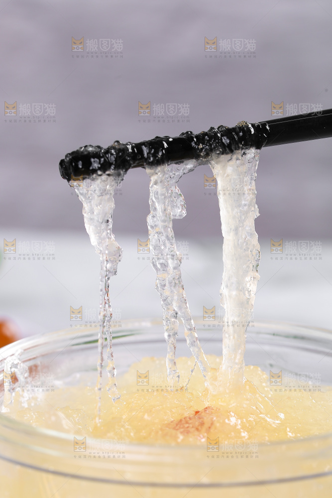 筷子上夹着雪燕