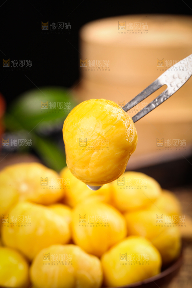 叉子上叉着板栗仁