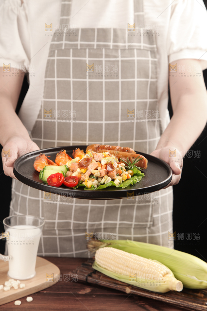 手上端着一盘轻食餐