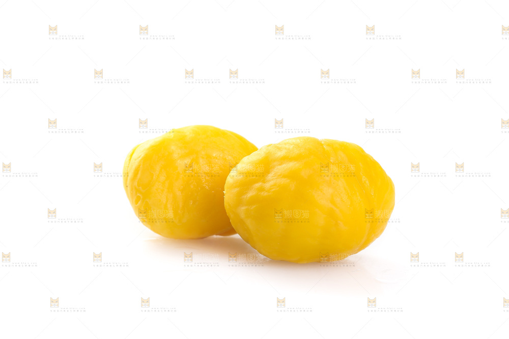 白底上放着板栗仁