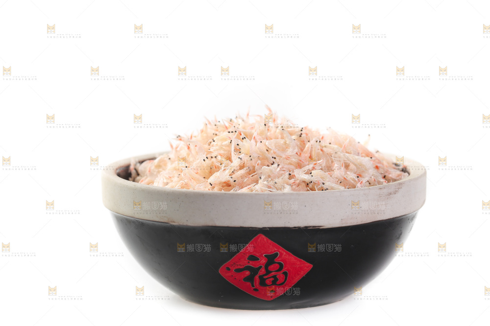 白底上放着一碗虾皮
