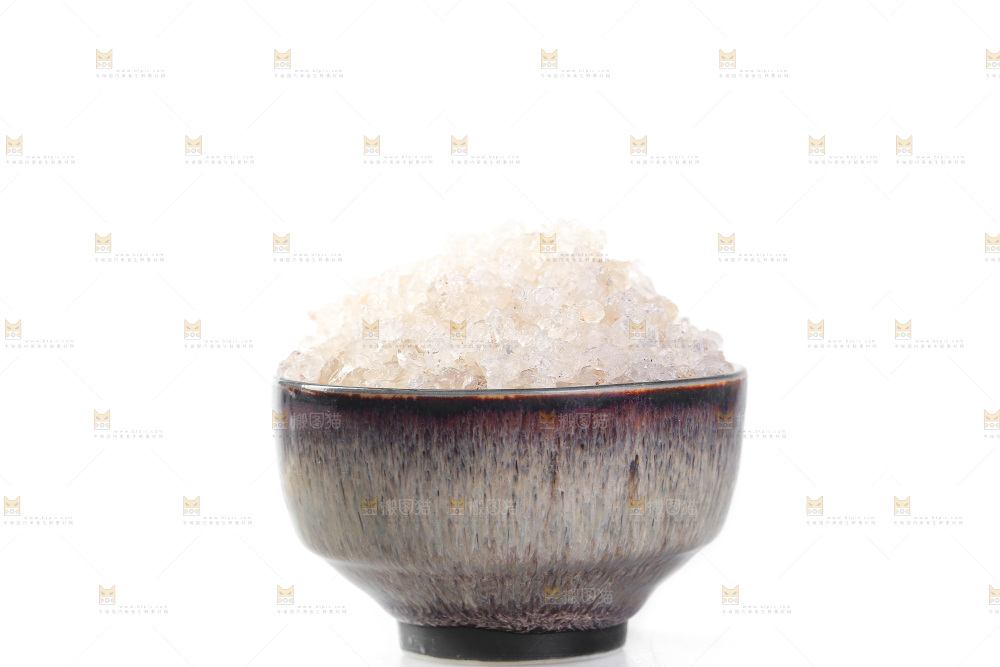 白底上放着一碗雪燕