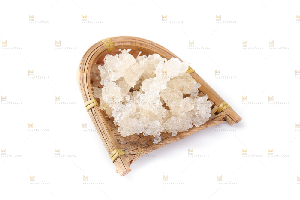 簸箕上放着雪燕
