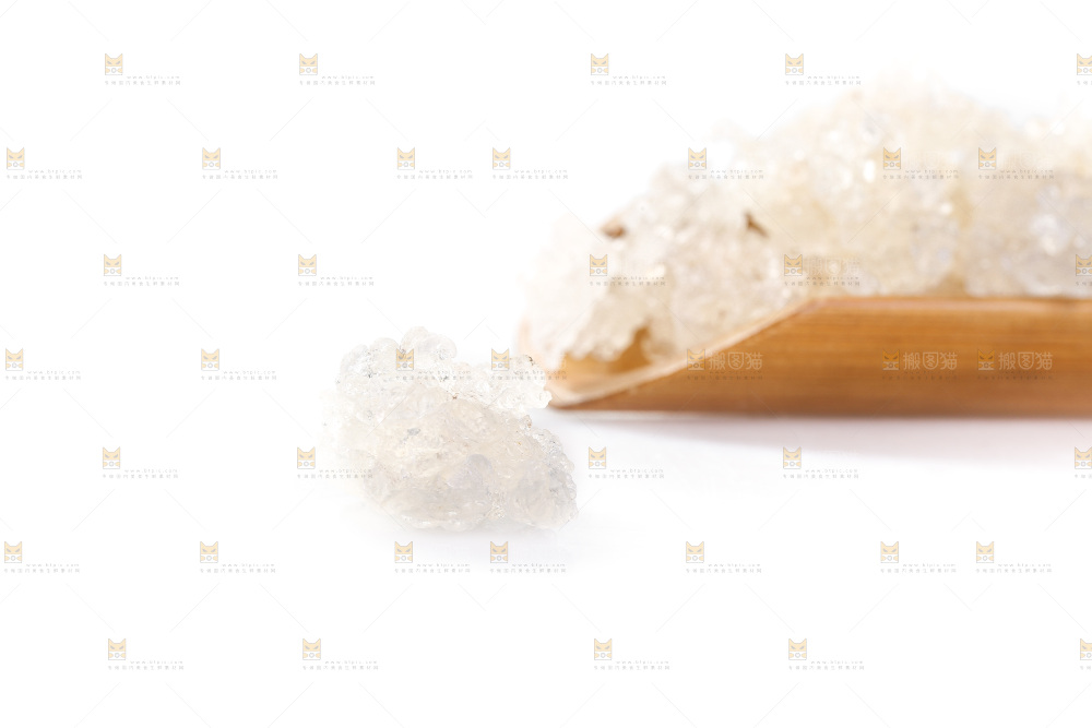 木勺上舀着雪燕
