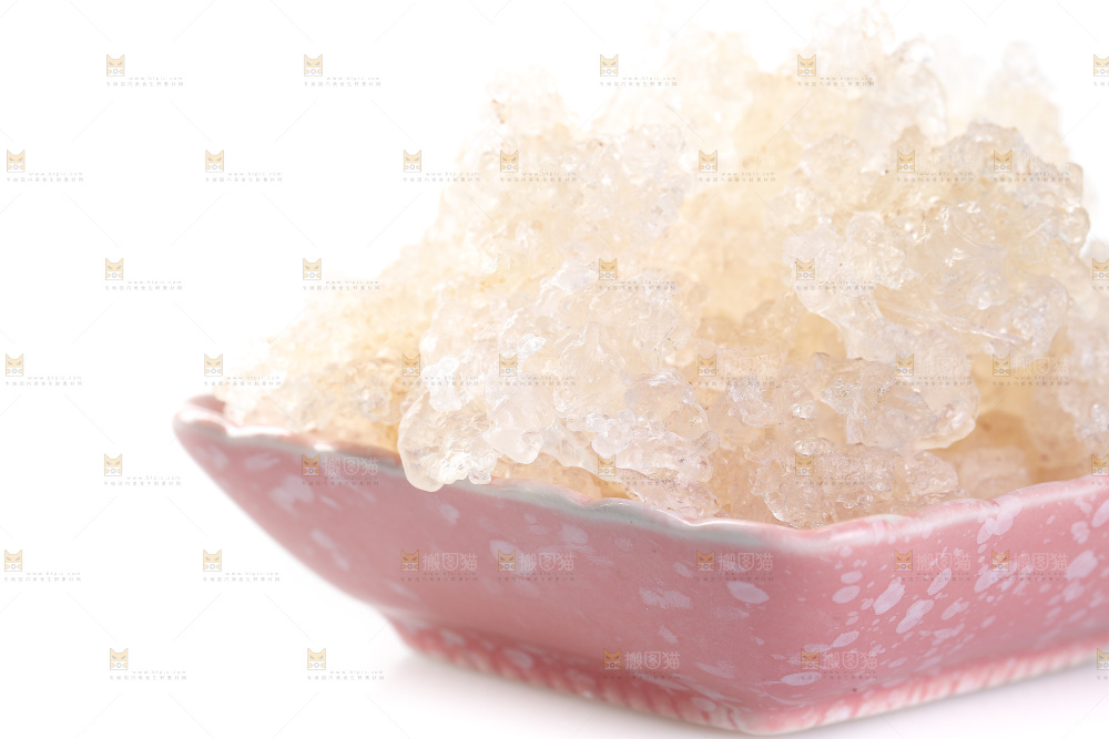 碟子里放着雪燕