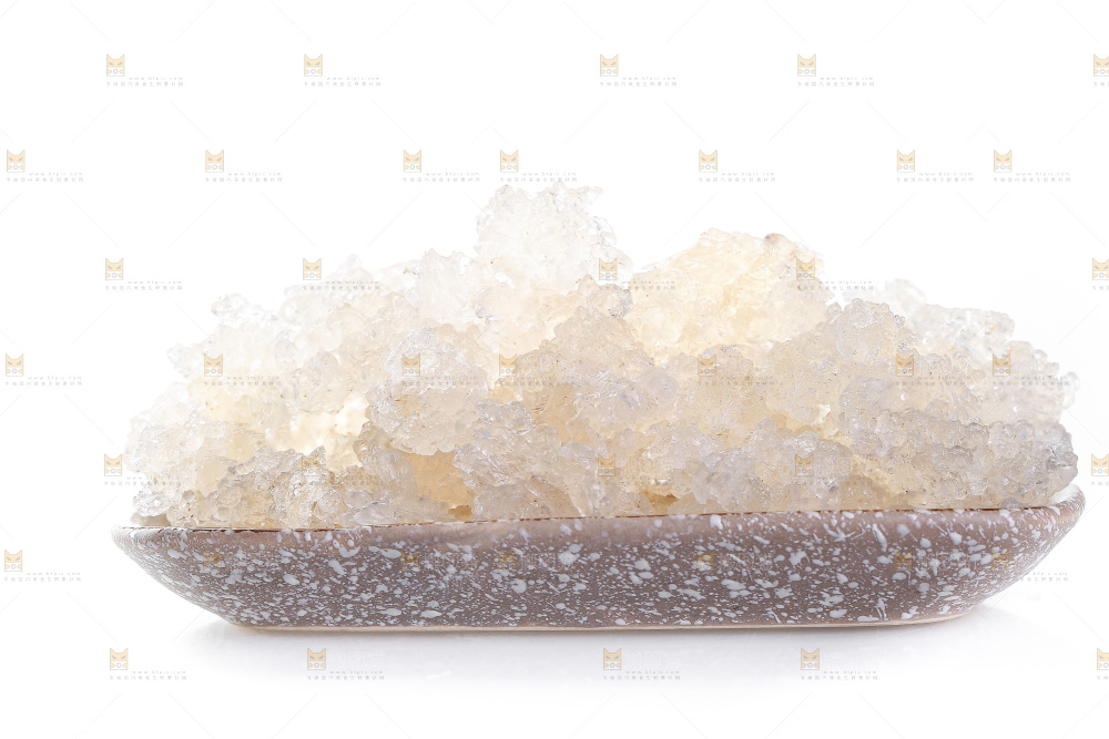 白底上放着一盘雪燕