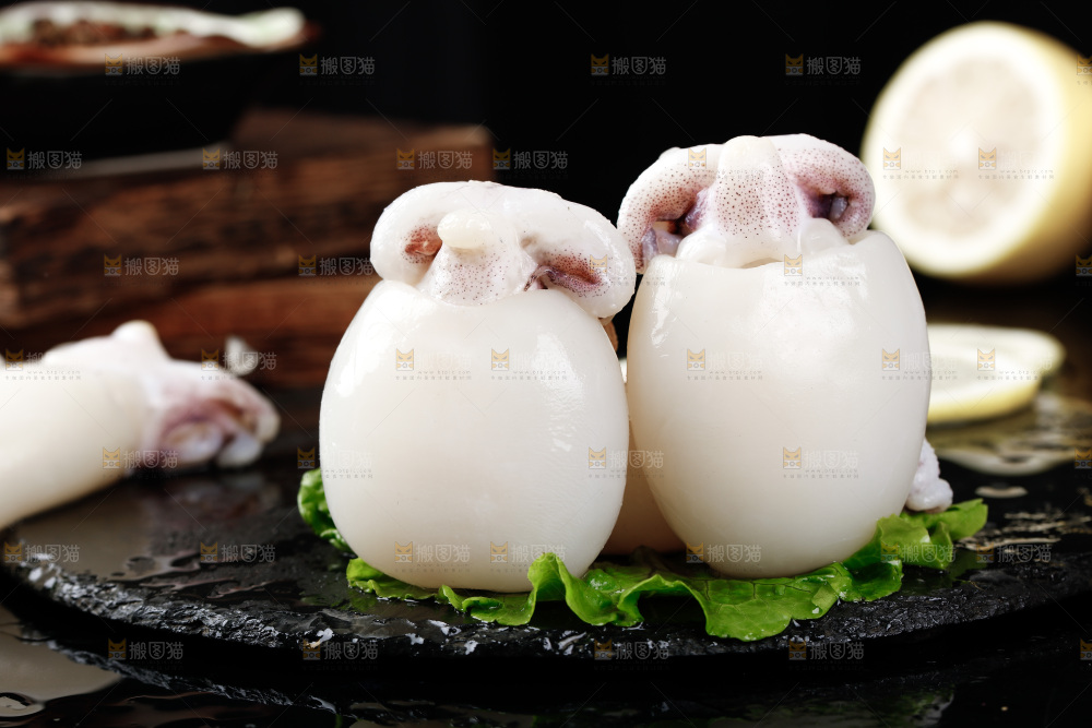 黑底上的鲜冻墨鱼仔