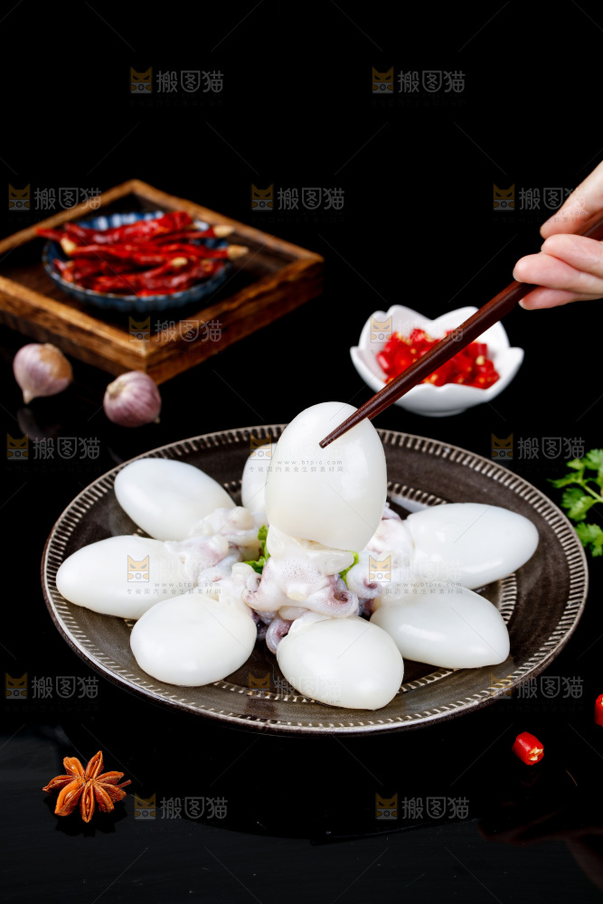 筷子上夹着小墨鱼仔