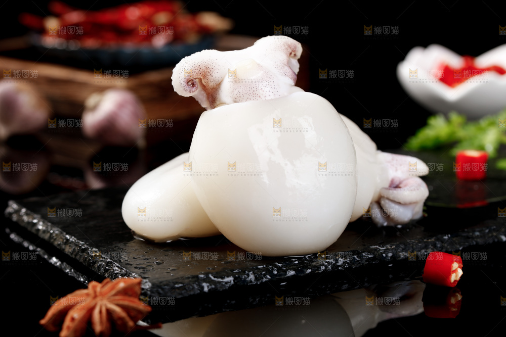 黑底上的新鲜墨鱼仔