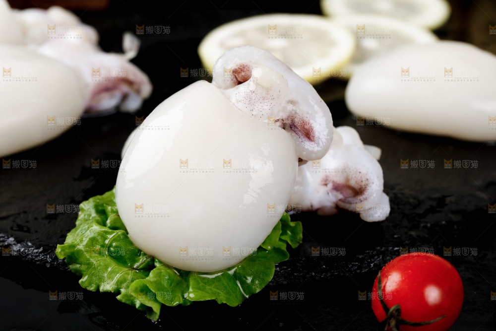 黑底上的鲜冻墨鱼仔