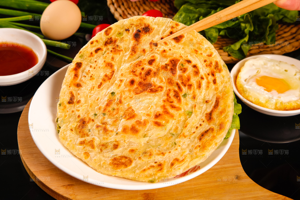 筷子上夹着葱油饼