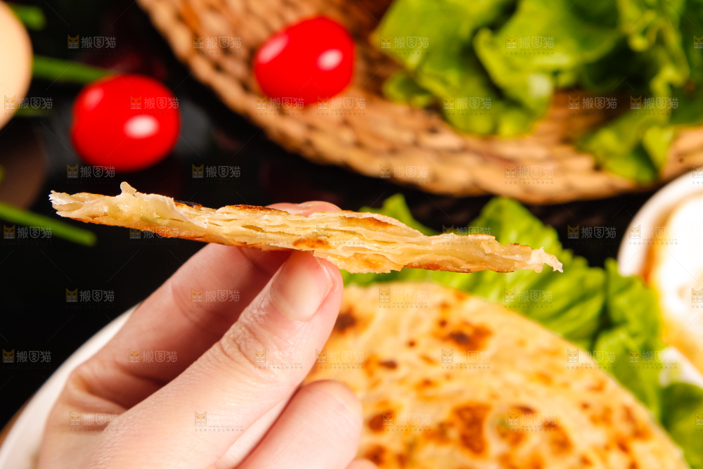 手拿着葱油饼