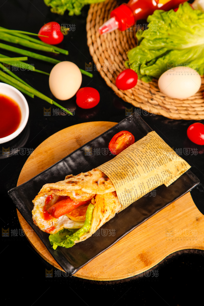 盘子里的手抓饼卷香肠