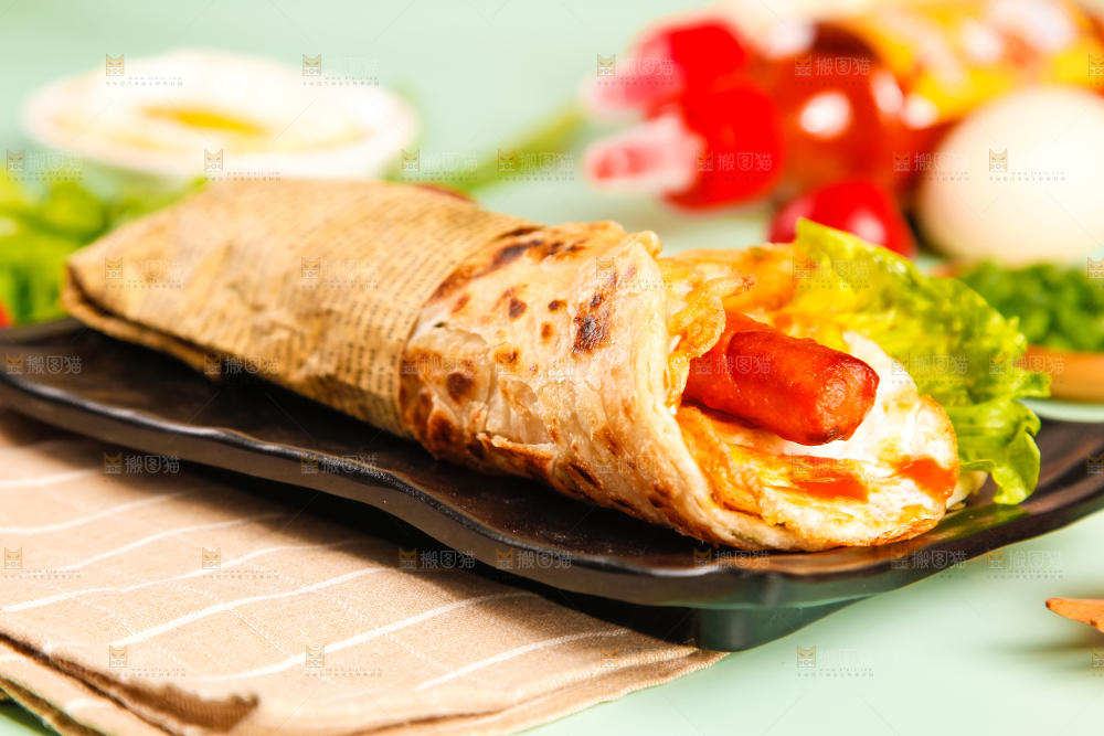 盘子里的手抓饼卷香肠鸡蛋