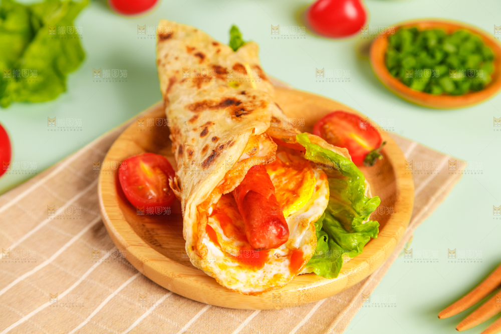 盘子里的手抓饼卷香肠鸡蛋