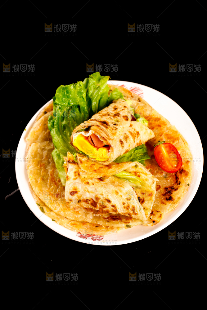 盘子里的鸡蛋香肠卷饼