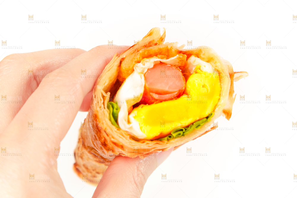 手拿着鸡蛋香肠卷饼