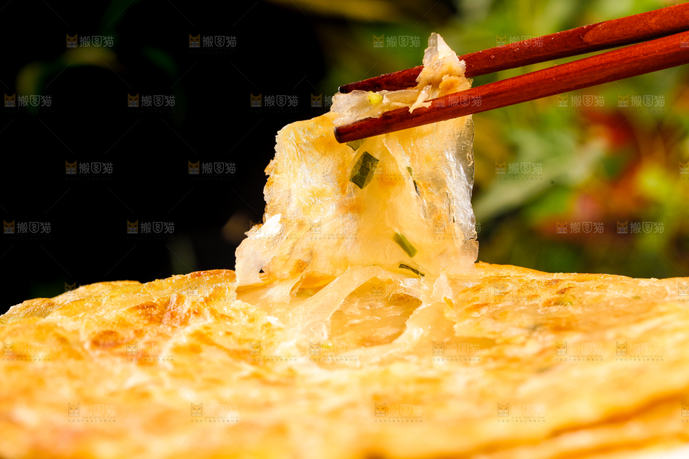 筷子上夹着葱油饼