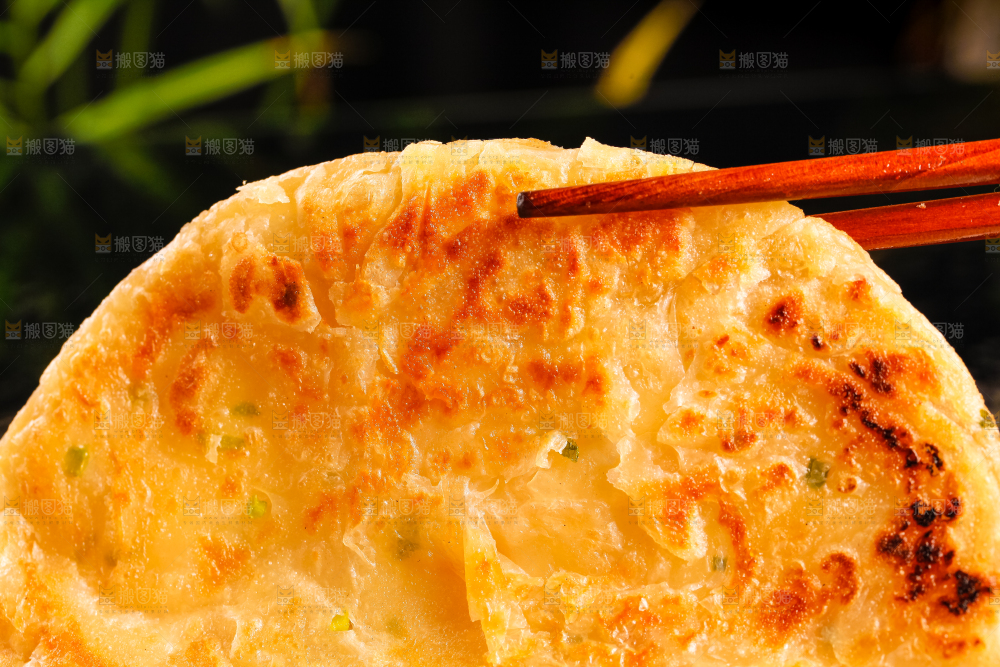 筷子上夹着葱油饼