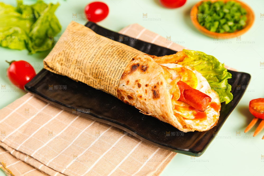 盘子里的手抓饼卷香肠鸡蛋